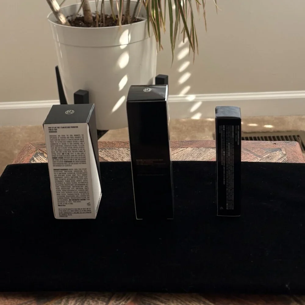 IL Makiage The Flawless Essentials Package, with A Free Tote